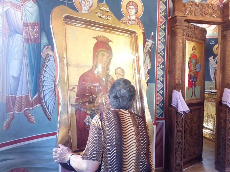 Руенци се докоснаха до чудотворна икона