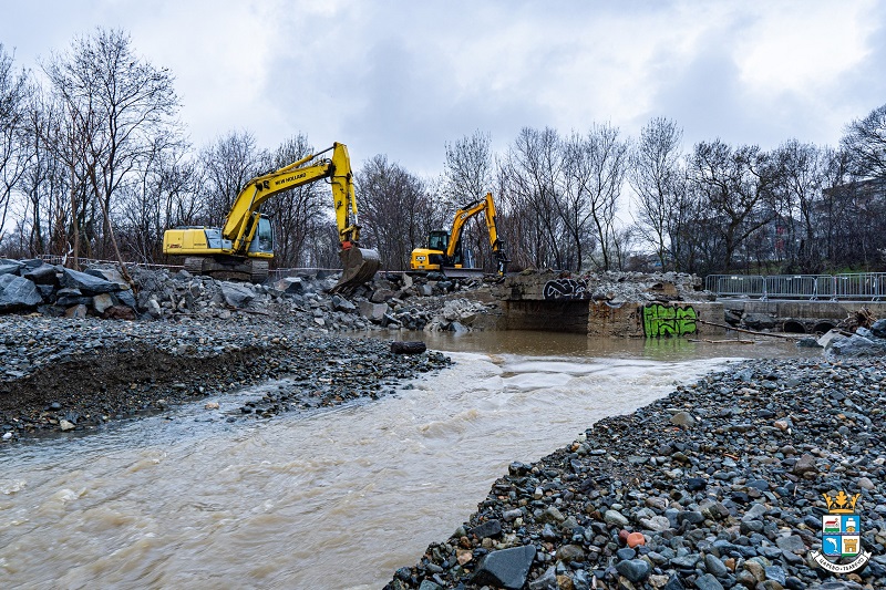 Отпушиха река Черна, движението по временния мост в Царево е възстановено