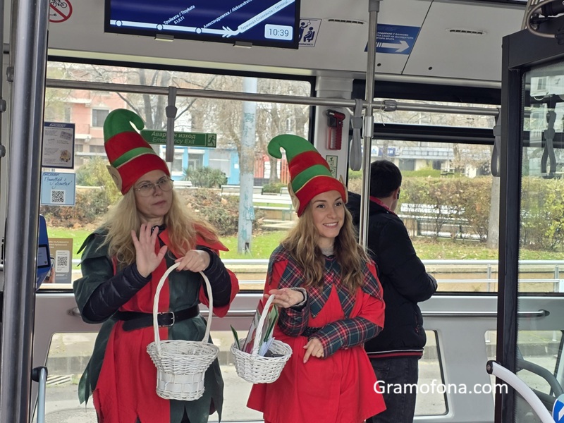 Учители раздават коледни подаръци в градския транспорт на Бургас