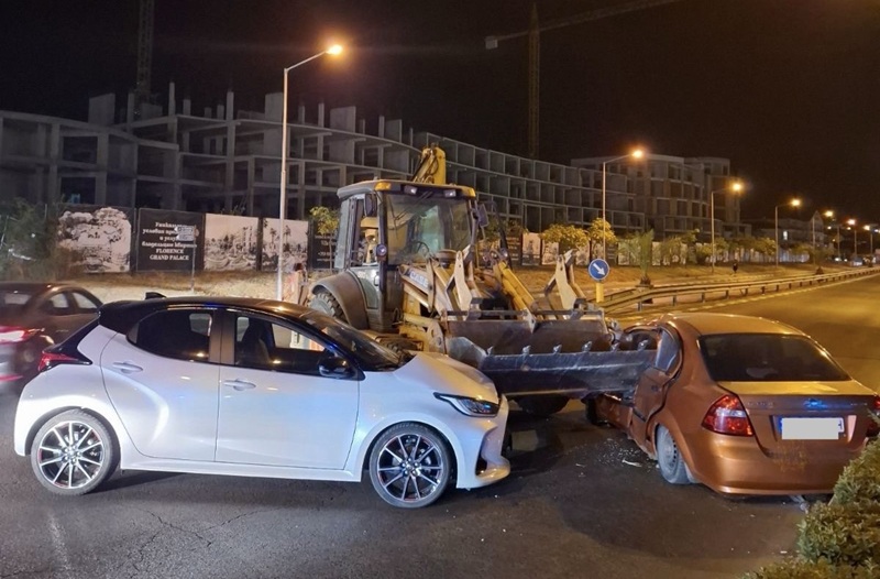 Багер и два автомобила катастрофираха в Слънчев бряг