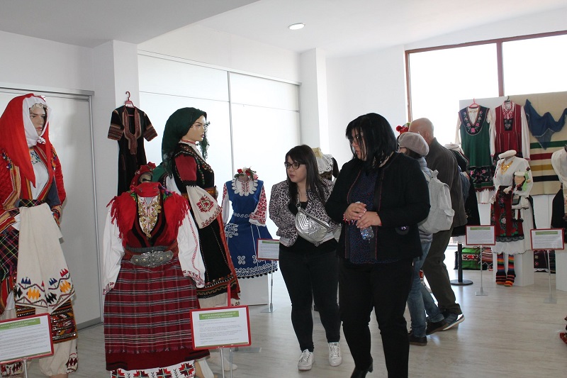 В Царево представят изложбата „С българска носия в сърцето“