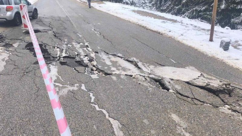 Пропаднало платно блокира пътя Смолян - Пампорово