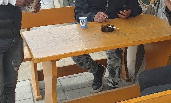 Чашки за кафе с номера на партия се появиха до изборна секция във Вресово