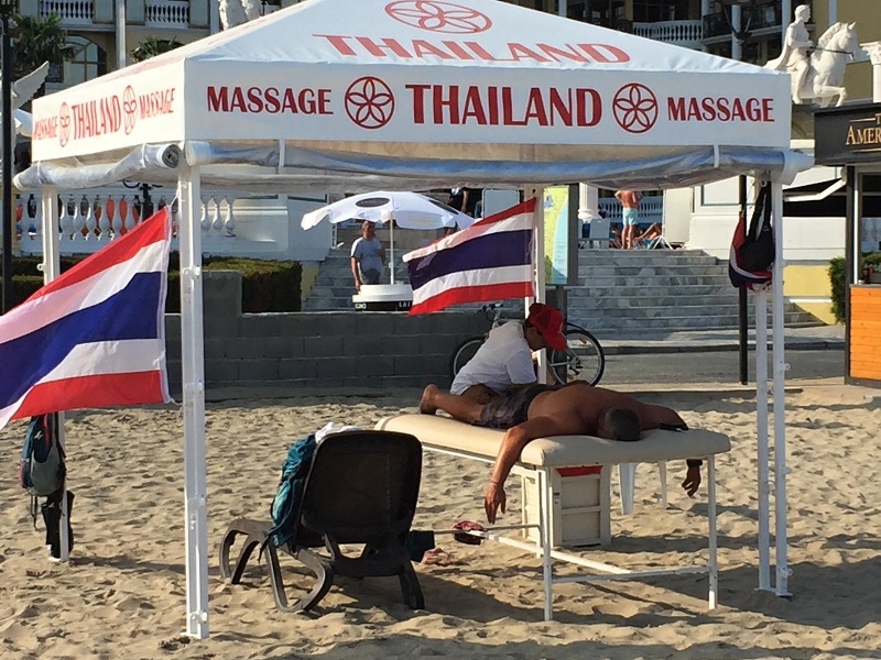 Туристи се глезят с тайландски масажи на плажа в Слънчев бряг