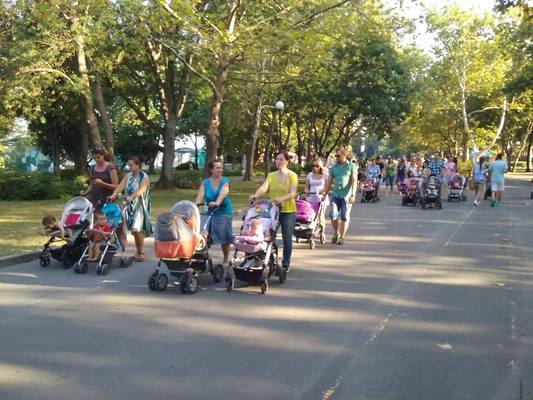 Поход с бебешки колички събра десетки в Бургас 