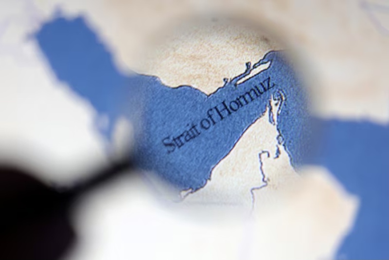 Стотици танкери се струпаха в Персийския залив след затварянето на Ормузкия проток