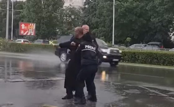 Мъж с расо се е хвърлил пред кортежа на Зеленски в центъра на София