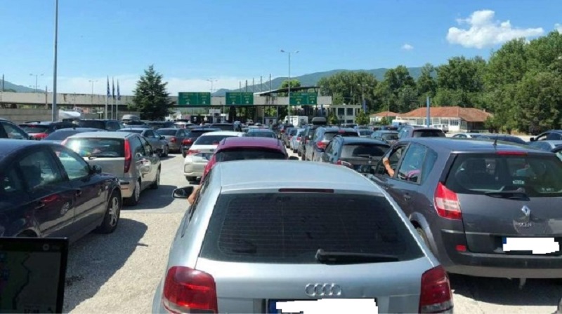 Огромни опашки от коли на границите с Румъния и Гърция