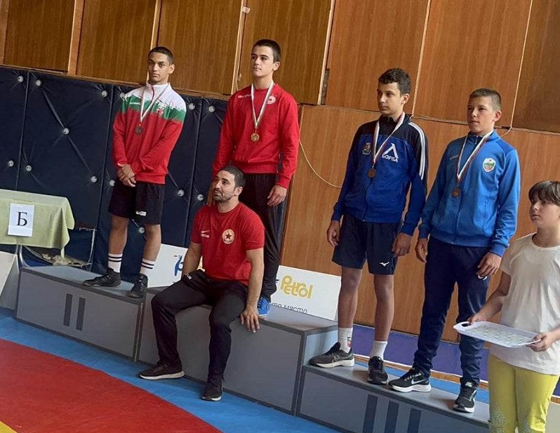 Два медала за класиците на спортното училище в Бургас