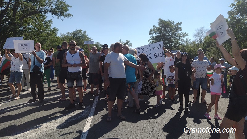 Заради безводие: На жителите на четири средецки села им писна и блокираха главния път