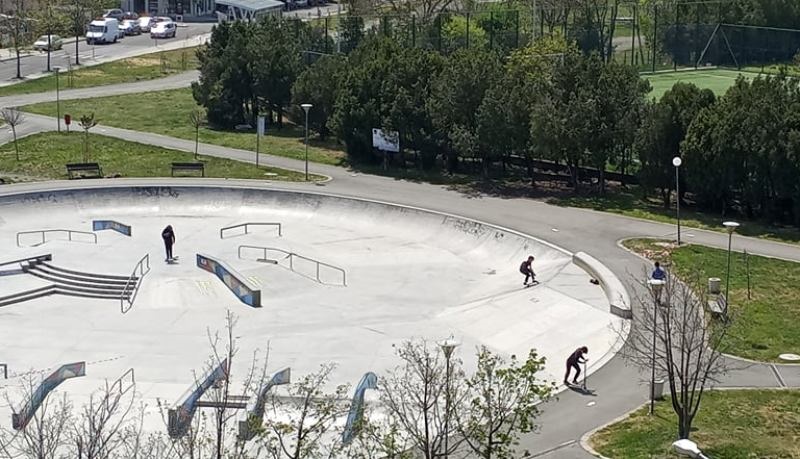 Деца скъсаха лентите на скейт парка и влязоха да карат 