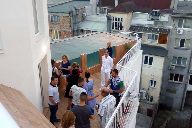 Бургаски бизнесмен откри новия си хотел с парти на покрива 