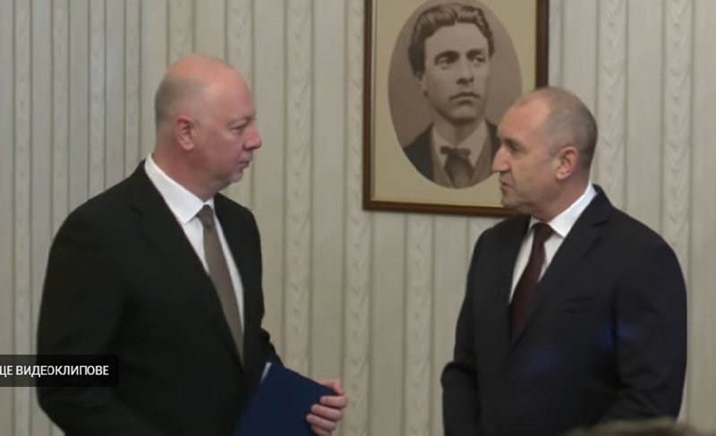 Желязков получи и върна на Радев първия проучвателен мандат