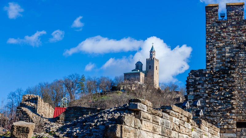 Мъж е в тежко състояние след падане от скала в крепостта Царевец