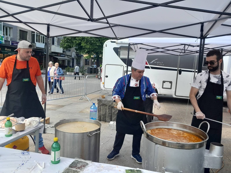 Трима топ готвачи приготвиха курбан, пица с октопод и паеля за Летния Никулден в Бургас