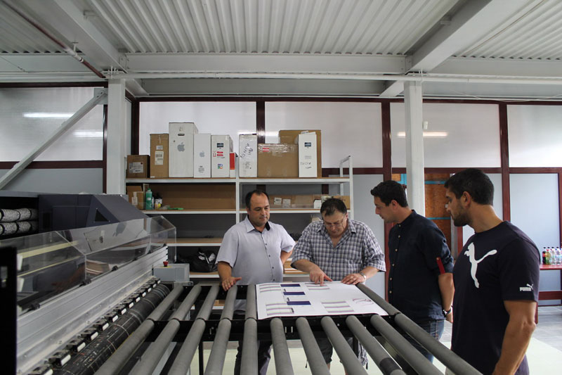 Кметът на Община Царево инспектира новопридобит модерен UV принтер в Царево