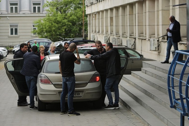 Задържаха свързан с „Осемте джуджета“ на входа на БТА минути преди да даде пресконференция