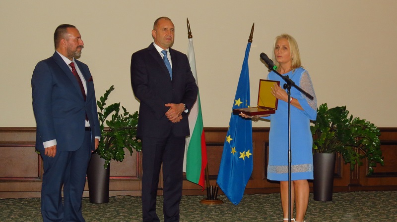 Президентът отличи с почетен знак доц. Полина Милушева от Бургас, която се бори за хората с редки болести
