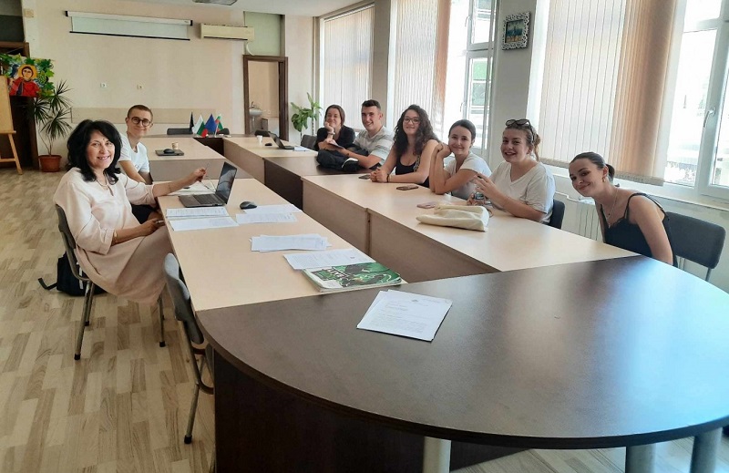 Френски студенти от университета в град По преподаваха в ОУ „Елин Пелин“