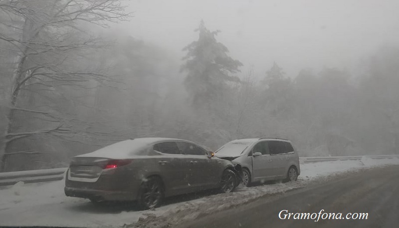 Над 10 пътни инциденти заради снега в Бургаско