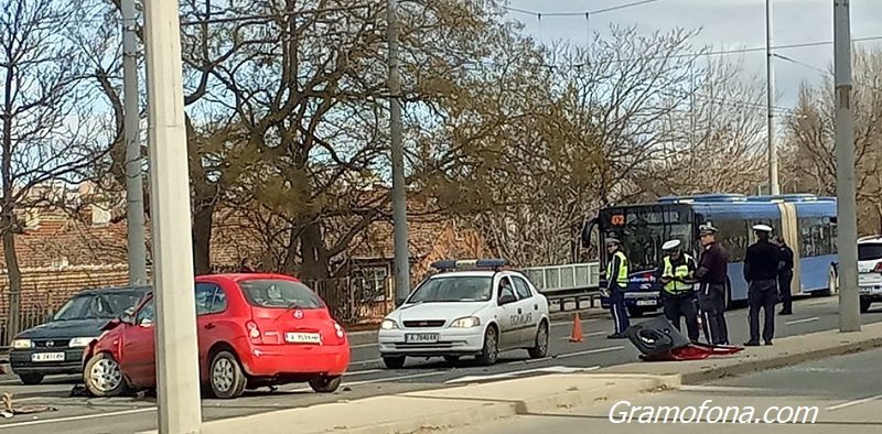 Лека кола се помля в стълб на натоварен булевард