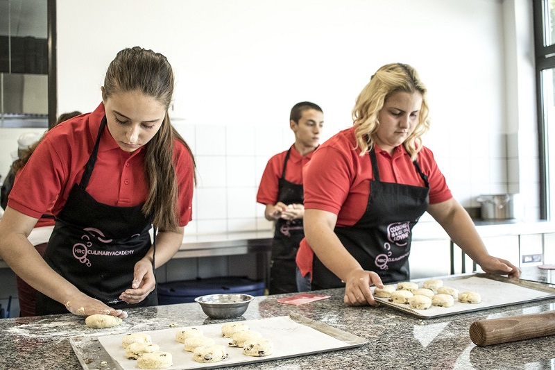 Кулинарно състезание дава шанс на млади таланти от Бургас