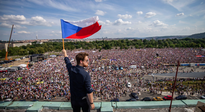 Хиляди на протест в Прага