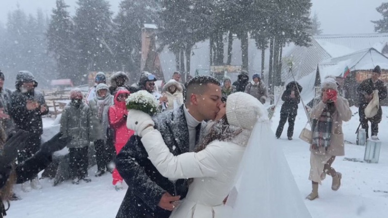 Бургазлии си казаха „да“ под снега на връх Снежанка