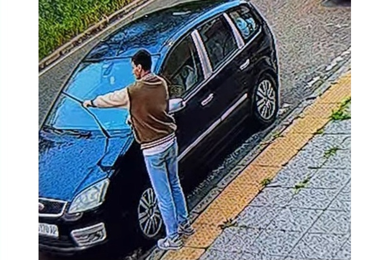 Мъж троши чистачки на автомобили в Несебър (видео)