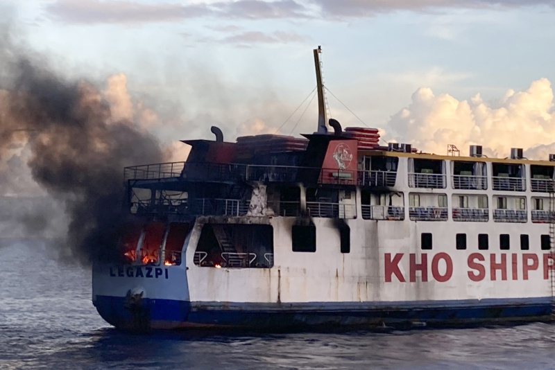 Ферибот се запали в морето, спасиха 120 души