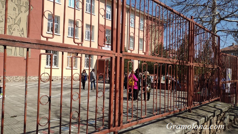 Възстановяват учебните часове в затоврените заради бомбена заплаха училища
