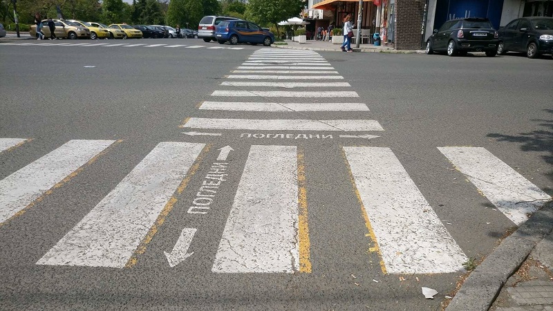 До всяка пешеходна пътека край училище в Бургас полицай