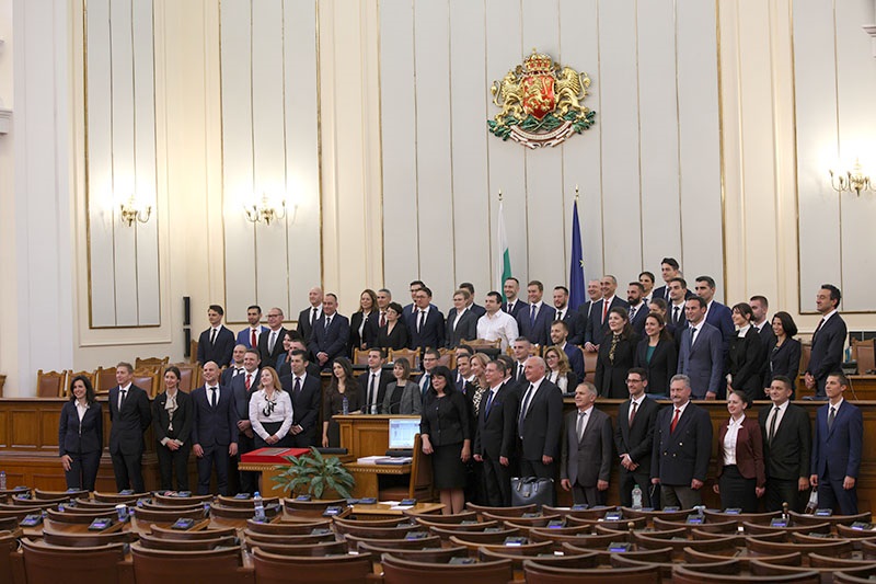 Депутатите се събират извънредно, за да гласуват новата власт на страната