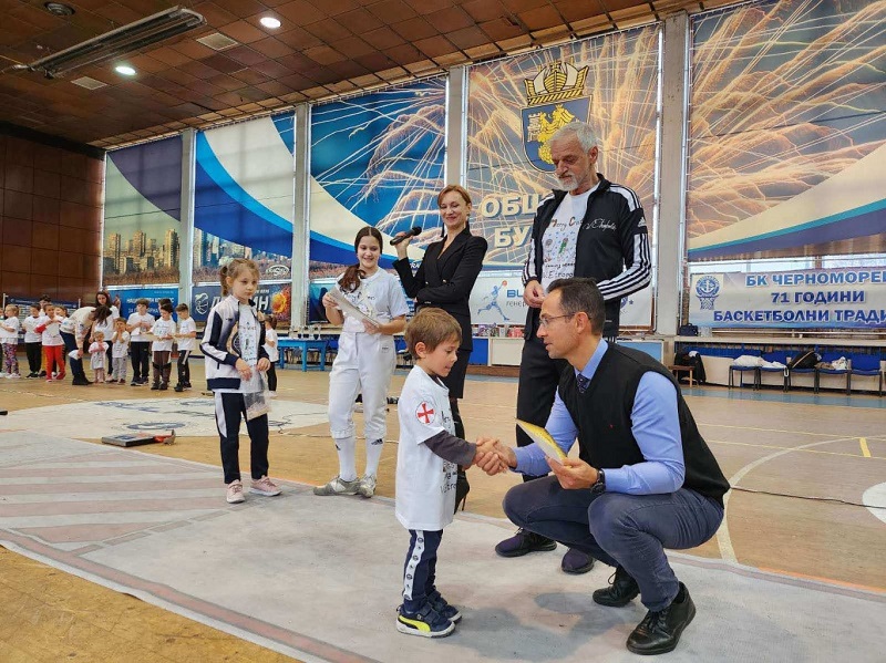 Над 50 деца участваха в турнира Фестивал на фехтовката