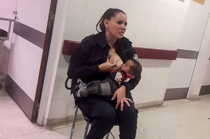 Полицайка кърми чуждо бебе по време на дежурство