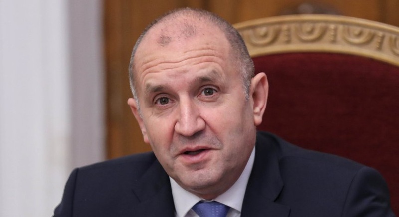 Радев наложи вето върху закона за "Лукойл" и ДАНС