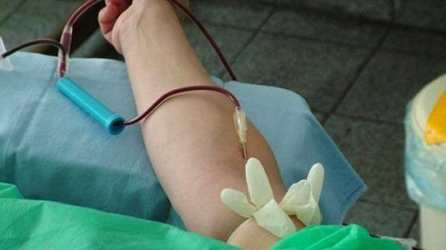 Преляха 15 литра кръв на родилка в Бургас, спешно трябва още