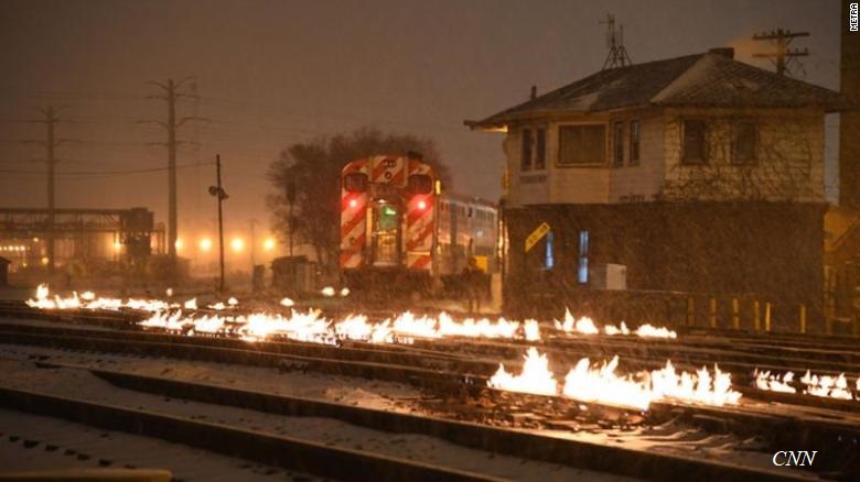 На -30 градуса в Чикаго влаковите релси горят