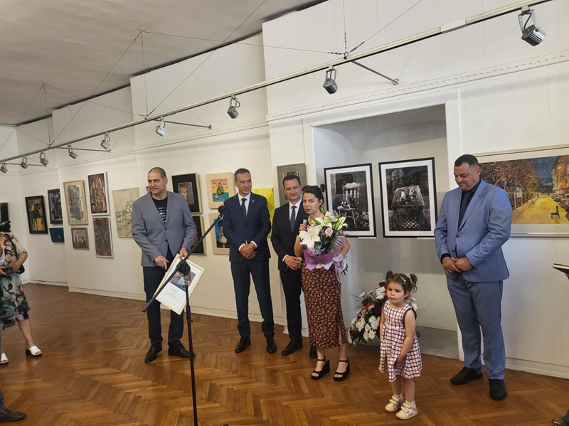 Кметът Николов връчи отличието на Мария Миланова, 