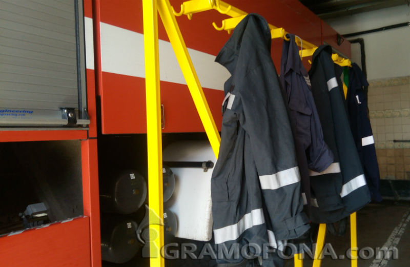 8 екипа с пожарникари евакуират хората от община Камено