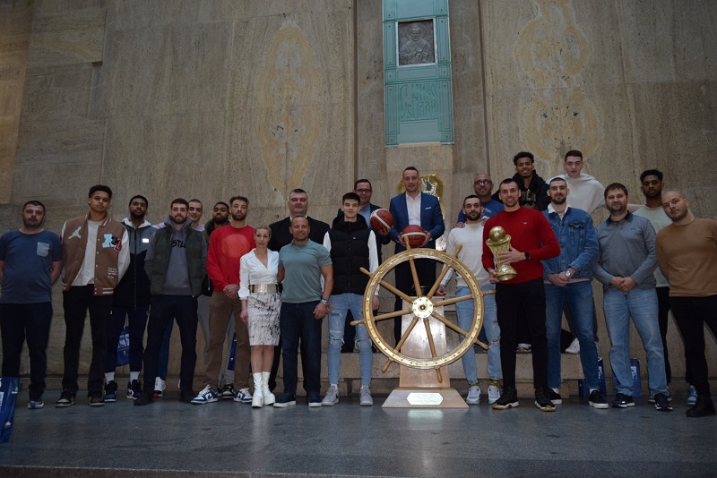 Баскетболният отбор на „Черноморец“ представи спечелената пред дни Купа на България 
