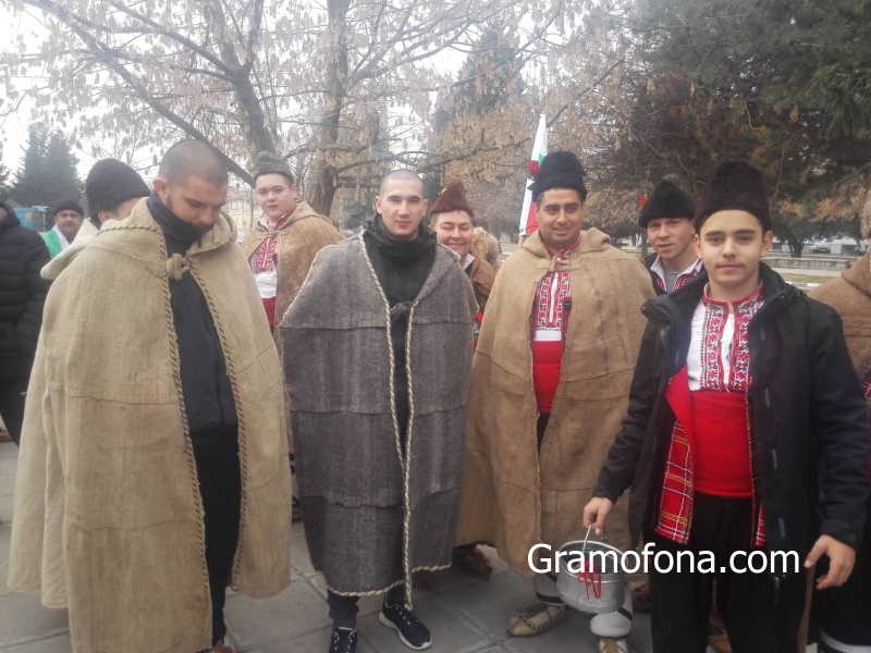 Вижте смелчаците, които ще скачат за кръста в Камено