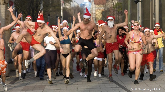 Джогингът на Дядо Коледа: Полуголи мъже обиколиха Будапеща