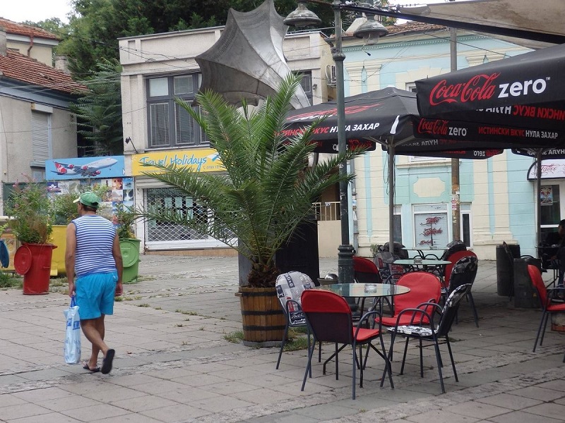 Художник иска повече място около Грамофона