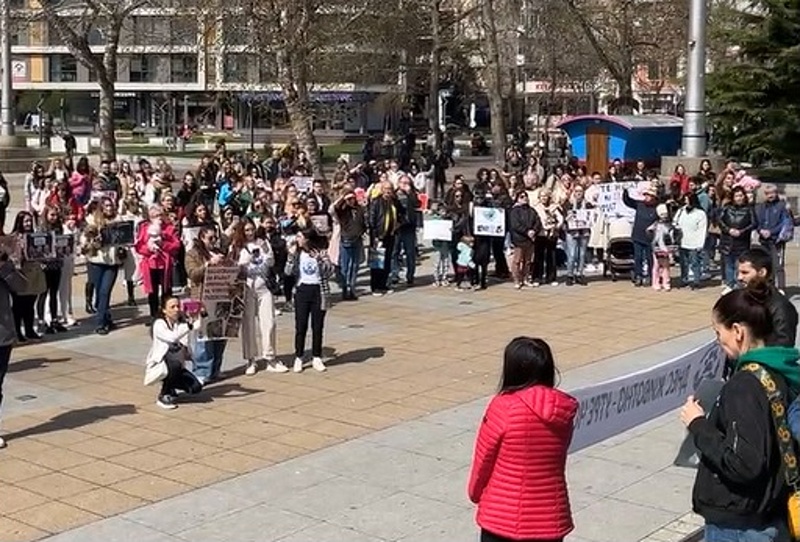 Два протеста се сляха в Бургас