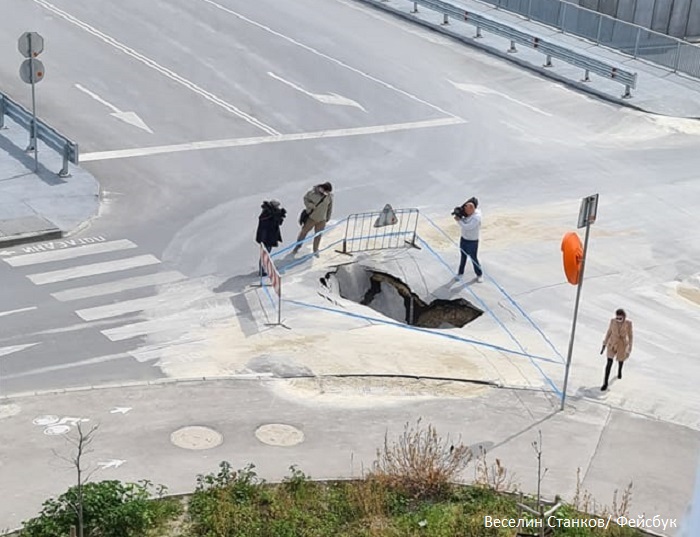 Огромна дупка зейна на новия булевард във Варна