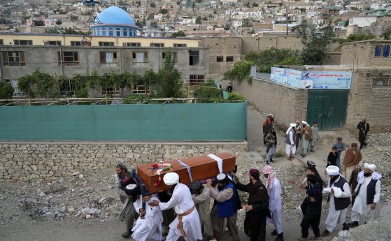 Бомба избухна в джамия в Кабул, десетки загинаха