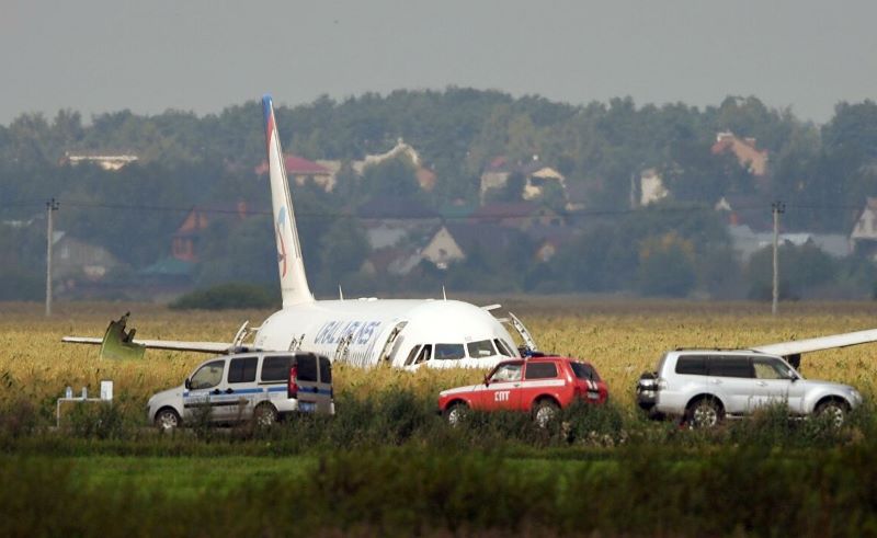 Обявиха за герой руския пилот, приземил Еърбъс с 226 пътници в царевична нива