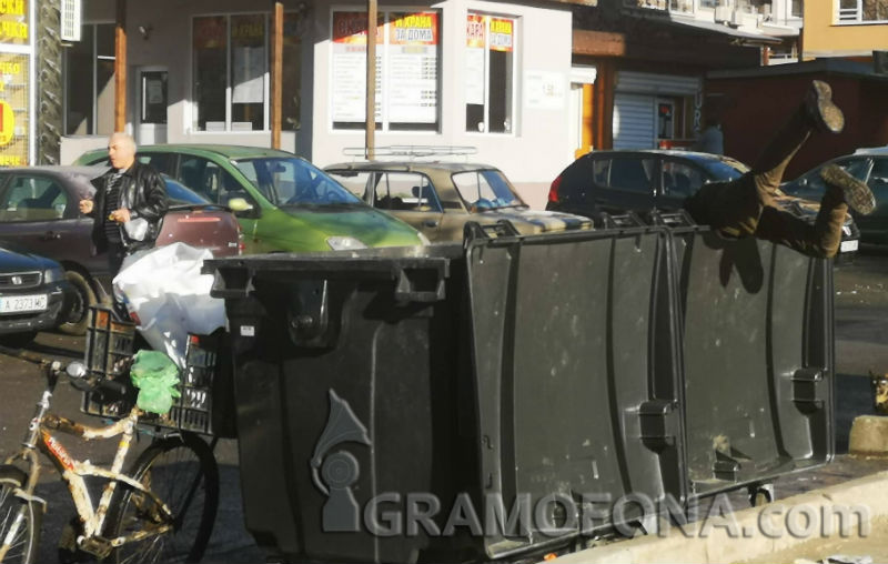 Крака стърчат от кофите за боклук в Бургас