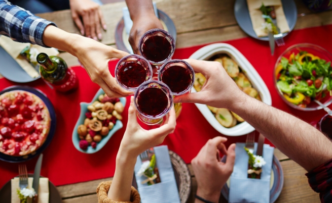 Изчислиха колко крачки трябват, за да изгорим калориите от празничните храни и напитки